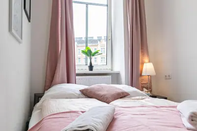 Ein Bett oder Betten in einem Zimmer der Unterkunft Lovely 6-Bedroom Apartment Near Millennium City
