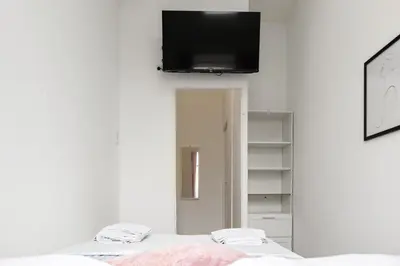 TV/Unterhaltungsangebot in der Unterkunft Lovely 6-Bedroom Apartment Near Millennium City