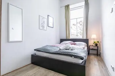 Ein Bett oder Betten in einem Zimmer der Unterkunft Lovely 6-Bedroom Apartment Near Millennium City