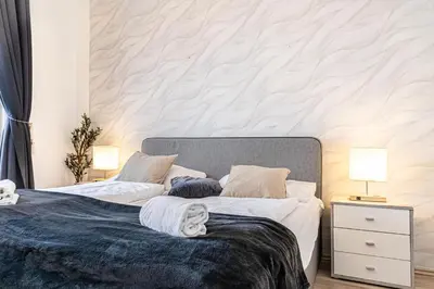 Ein Bett oder Betten in einem Zimmer der Unterkunft 10-Min to Westbahnhof, Modern Hotel Rooms with TV, Wi-Fi