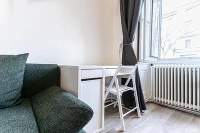 Ein Sitzbereich in der Unterkunft 10-Min to Westbahnhof, Modern Hotel Rooms with TV, Wi-Fi