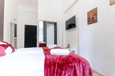 Ein Bett oder Betten in einem Zimmer der Unterkunft 10-Min to Westbahnhof, Modern Hotel Rooms with TV, Wi-Fi