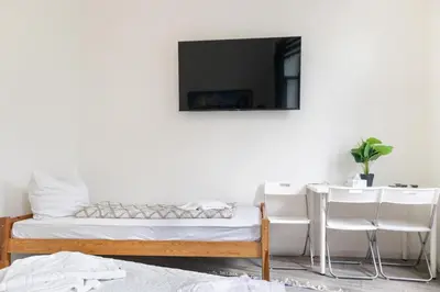 TV/Unterhaltungsangebot in der Unterkunft Cozy 1BR by Danube & Millennium Tower Long Stay