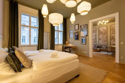 Ein Bett oder Betten in einem Zimmer der Unterkunft josef's home l Historic Dream in Prime Location