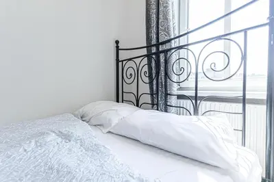 Ein Bett oder Betten in einem Zimmer der Unterkunft Comfortable Private Rooms Near Millennium Tower for Long Stays