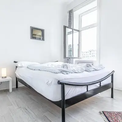 Comfortable Private Rooms Near Millennium Tower for Long Stays