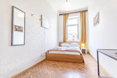 Ein Bett oder Betten in einem Zimmer der Unterkunft Elegant 2BR Apartment with Garden & Modern Amenities