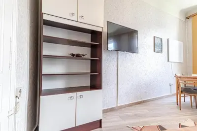 Küche/Küchenzeile in der Unterkunft Elegant 2BR Apartment with Garden & Modern Amenities