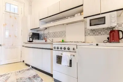 Küche/Küchenzeile in der Unterkunft Elegant 2BR Apartment with Garden & Modern Amenities