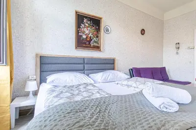 Ein Bett oder Betten in einem Zimmer der Unterkunft Elegant 2BR Apartment with Garden & Modern Amenities