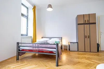 Ein Bett oder Betten in einem Zimmer der Unterkunft Private Rooms in a Comfy 4BR Apartment with Garden by Lorenz Böhler