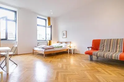 Ein Bett oder Betten in einem Zimmer der Unterkunft Private Rooms in a Comfy 4BR Apartment with Garden by Lorenz Böhler