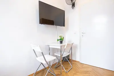 TV/Unterhaltungsangebot in der Unterkunft Private Rooms in a Comfy 4BR Apartment with Garden by Lorenz Böhler