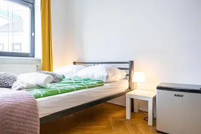 Ein Bett oder Betten in einem Zimmer der Unterkunft Private Rooms in a Comfy 4BR Apartment with Garden by Lorenz Böhler