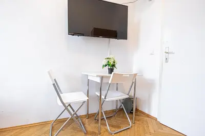 TV/Unterhaltungsangebot in der Unterkunft Private Rooms in a Comfy 4BR Apartment with Garden by Lorenz Böhler