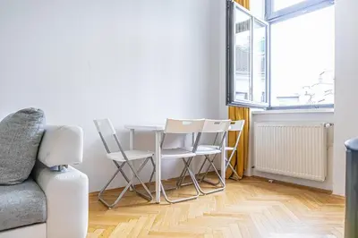 Ein Sitzbereich in der Unterkunft Private Rooms in a Comfy 4BR Apartment with Garden by Lorenz Böhler