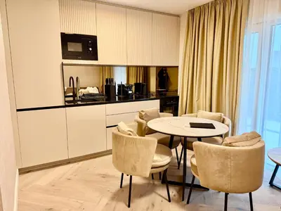Küche/Küchenzeile in der Unterkunft Luxury Modern Apartment near Metro