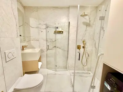 Ein Badezimmer in der Unterkunft Luxury Modern Apartment near Metro