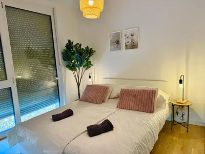 Ein Bett oder Betten in einem Zimmer der Unterkunft Modern Stylish Apartment with Balcony near SCS