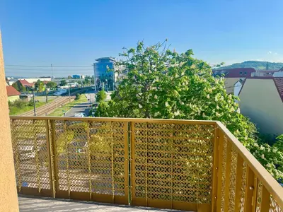 Ein Balkon oder eine Terrasse in der Unterkunft Modern Stylish Apartment with Balcony near SCS