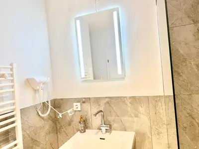Ein Badezimmer in der Unterkunft Modern Stylish Apartment with Balcony near SCS