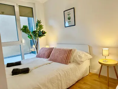 Ein Bett oder Betten in einem Zimmer der Unterkunft Modern Stylish Apartment with Balcony near SCS