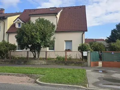 Das Gebäude in dem sich das Ferienhaus befindet