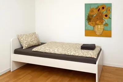 Grundriss der Unterkunft Apartment with 5 Single Beds & Garden near SCS