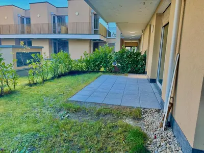 Ein Garten an der Unterkunft Modern Apartment with Garden near SCS