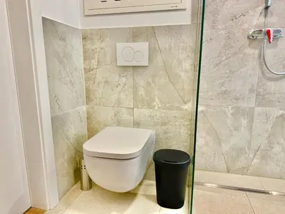 Ein Badezimmer in der Unterkunft Modern Apartment with Garden near SCS
