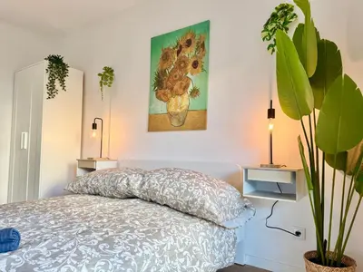 Ein Bett oder Betten in einem Zimmer der Unterkunft Modern Apartment with Garden near SCS