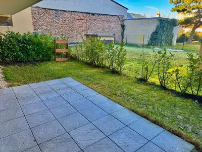 Ein Garten an der Unterkunft Modern Apartment with Garden near SCS