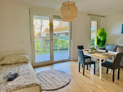 Ein Sitzbereich in der Unterkunft Modern Apartment with Garden near SCS