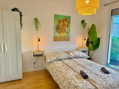 Ein Bett oder Betten in einem Zimmer der Unterkunft Modern Apartment with Garden near SCS