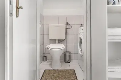Ein Badezimmer in der Unterkunft Comfortable 1BR Apartment Near Danube with Garden Long Stay