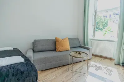 Ein Sitzbereich in der Unterkunft Cozy Long Stay Close to Danube Canal & Praterstern