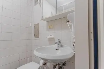 Ein Badezimmer in der Unterkunft 5-Min to Danube , Stylish 1BR Apt, for Longstays