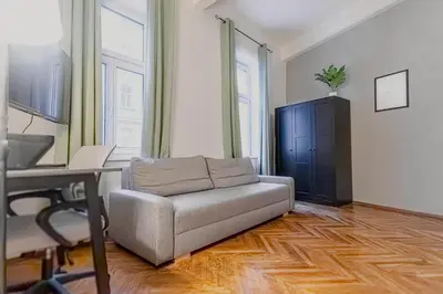 Ein Sitzbereich in der Unterkunft 5-Min to Danube , Stylish 1BR Apt, for Longstays