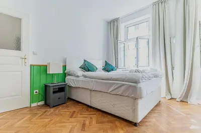 Ein Bett oder Betten in einem Zimmer der Unterkunft Convenient 3-BR Apartment 15 Min to Landstraße Hub