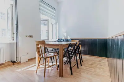 Grundriss der Unterkunft Convenient 3-BR Apartment 15 Min to Landstraße Hub