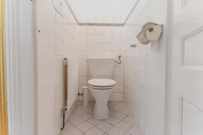 Ein Badezimmer in der Unterkunft Convenient 3-BR Apartment 15 Min to Landstraße Hub