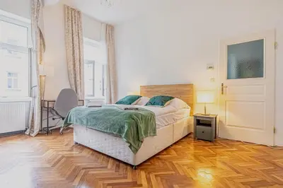 Ein Bett oder Betten in einem Zimmer der Unterkunft Convenient 3-BR Apartment 15 Min to Landstraße Hub