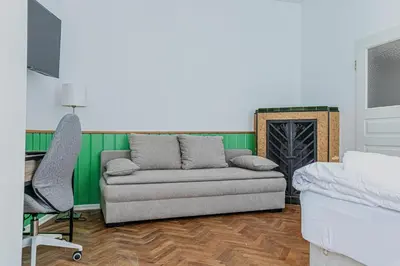 Ein Sitzbereich in der Unterkunft Comfortable Private Rooms Near Landstraße , 15 Min Access