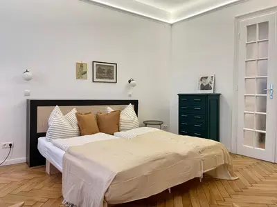 Ein Bett oder Betten in einem Zimmer der Unterkunft Elegantes Zimmer mit eigenem Bad nahe Hbf, Zentrum