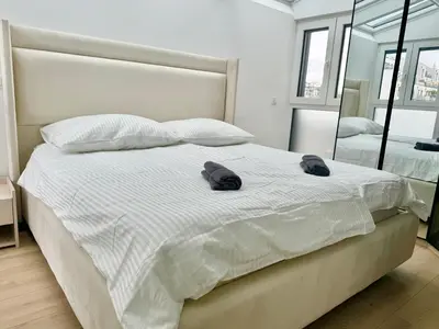 Ein Bett oder Betten in einem Zimmer der Unterkunft Rooftop Luxury Apartment with Free Parking