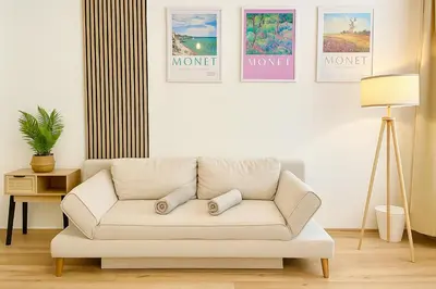 Ein Sitzbereich in der Unterkunft Cosy Stylish Long-Term Apartment