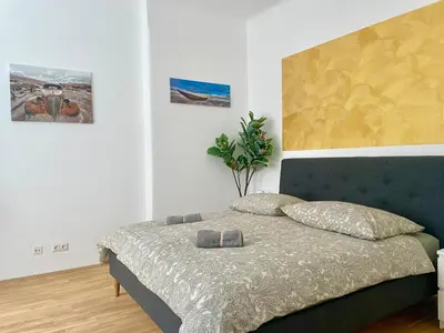Ein Bett oder Betten in einem Zimmer der Unterkunft Sunny & Calm Long-Term Apartment