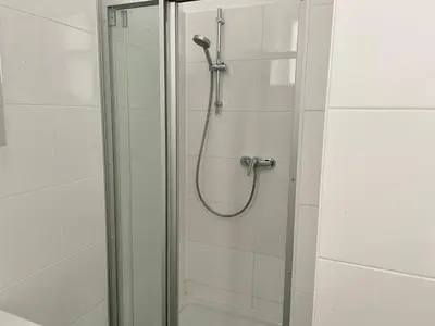 Ein Badezimmer in der Unterkunft 3 Bedroom Long-Term Apartment