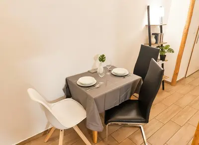 Ein Sitzbereich in der Unterkunft Cozy & Spacious Brick Basement Cityloft - 2 Beds, Smart Projector - Central Location - 20 min to City Center