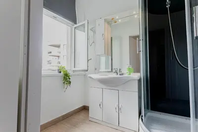 Ein Badezimmer in der Unterkunft Cozy 1BR Near U3 & Danube Great for Long Stays
